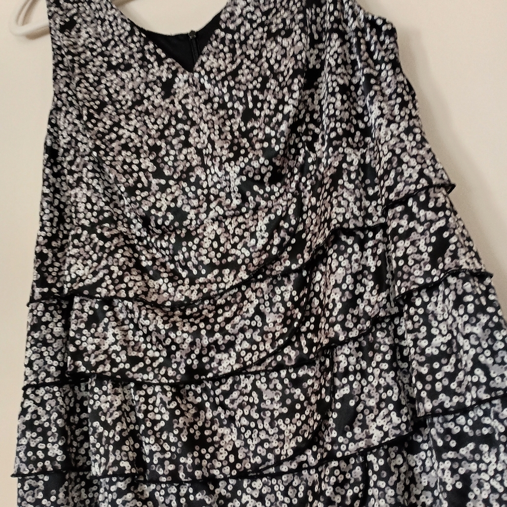 Lane Bryant VNeck Black and White Polka Dot Sleeveless Stretchy Midi Dress 16‎